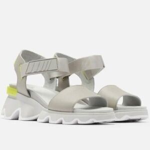 NWOT Sorel Kinetic Sandal Dove Grey/Yellow 6.5